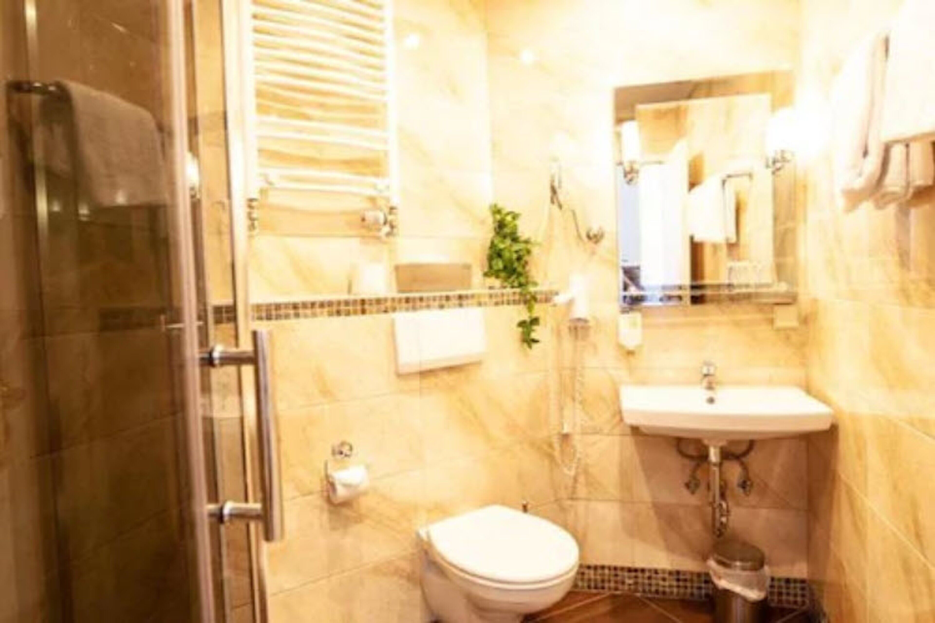 comfort single room | bathroom | free toiletries, hair dryer, bathrobes, towels