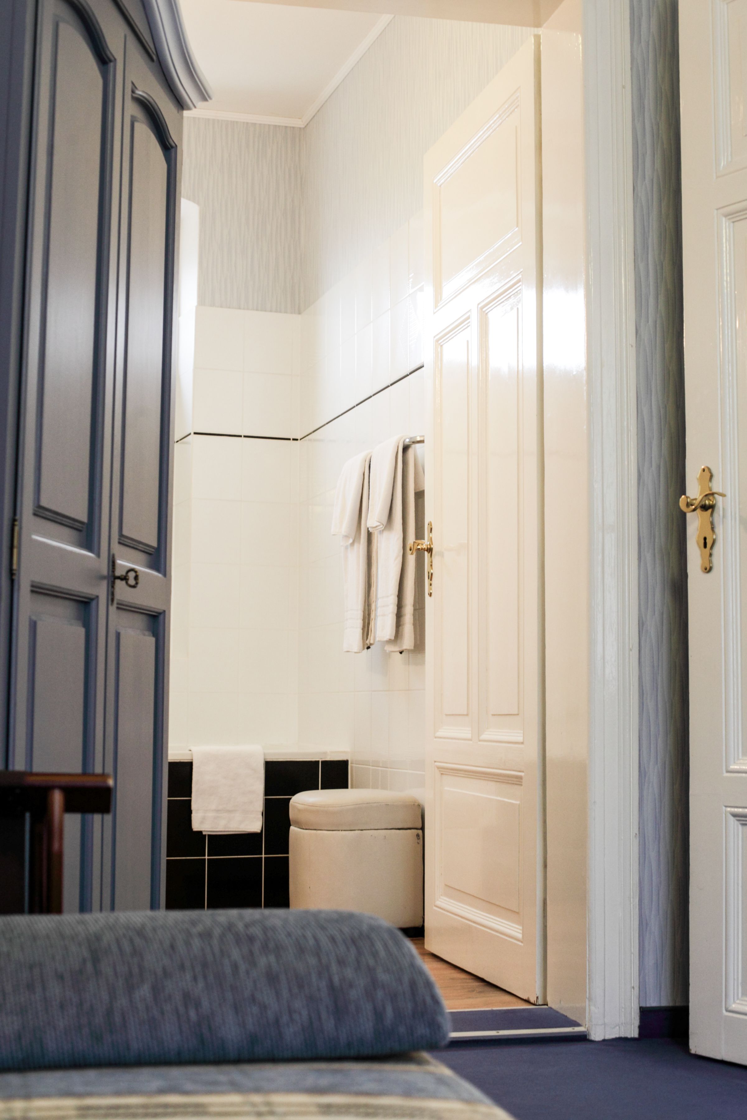 basic triple room | bathroom | free toiletries, hair dryer, bathrobes, towels