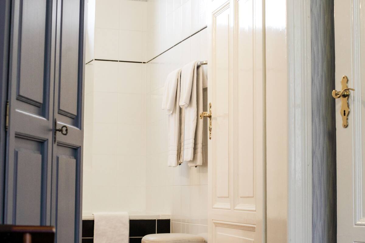 basic triple room | bathroom | free toiletries, hair dryer, bathrobes, towels