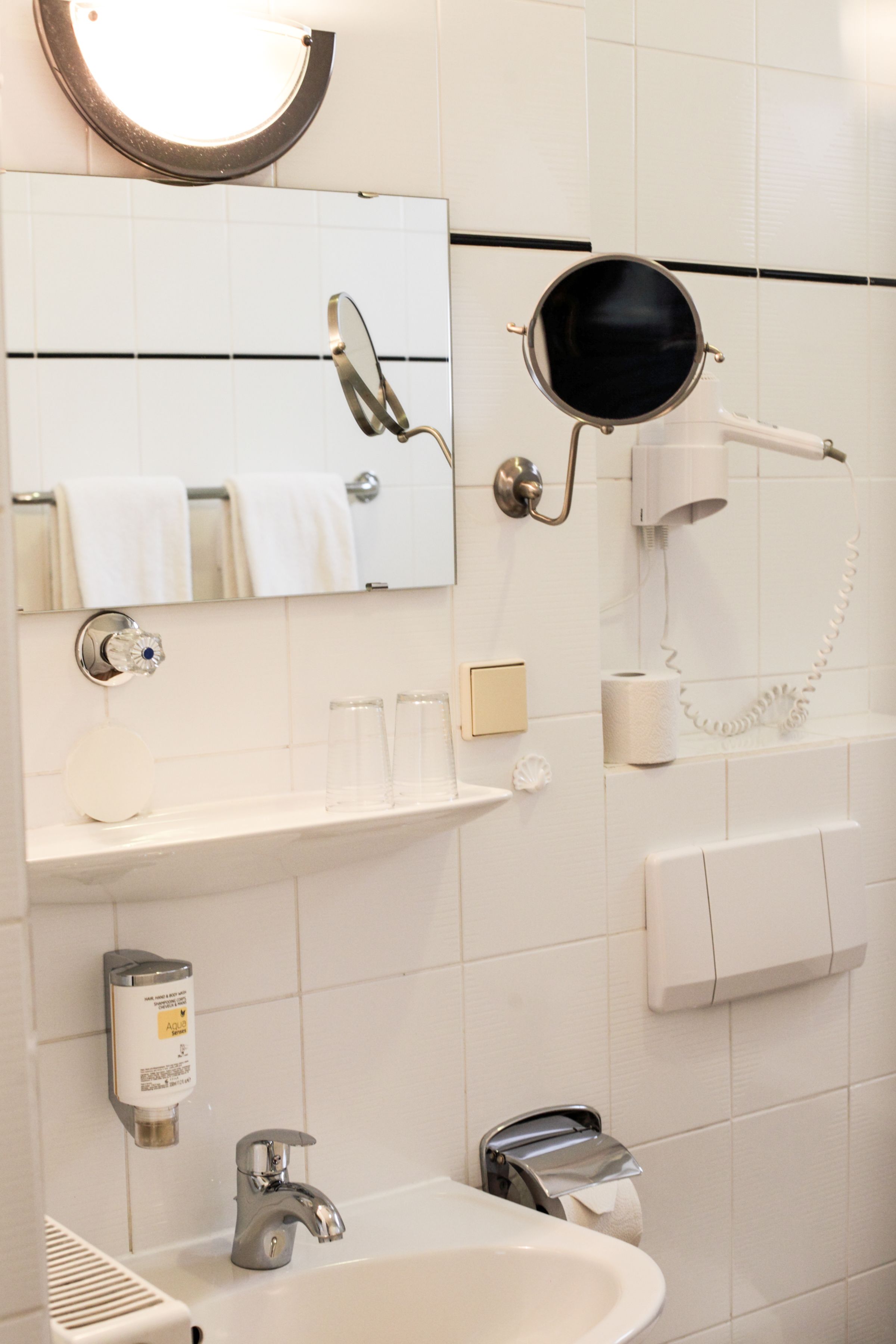 standard double room | bathroom | free toiletries, hair dryer, bathrobes, towels