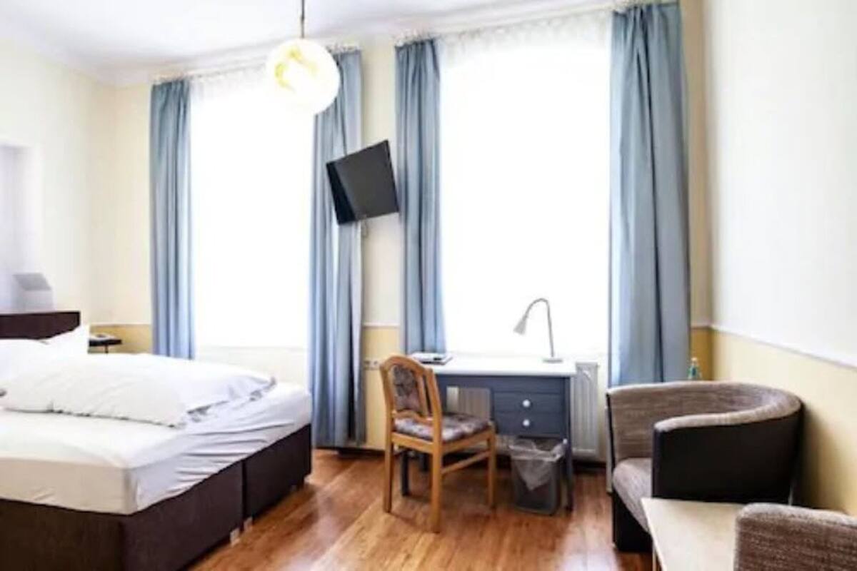 Comfort Single Room | Minibar, in-room safe, desk, laptop workspace