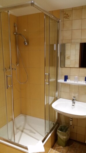 Chambre Quadruple | Salle de bain | Sèche-cheveux, serviettes fournies