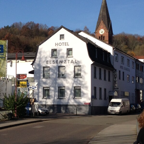 A white building with the sign "HOTEL ELSENZTAAL" and a clock tower. - Hotel Elsenztal MV GmbH (Bammental)