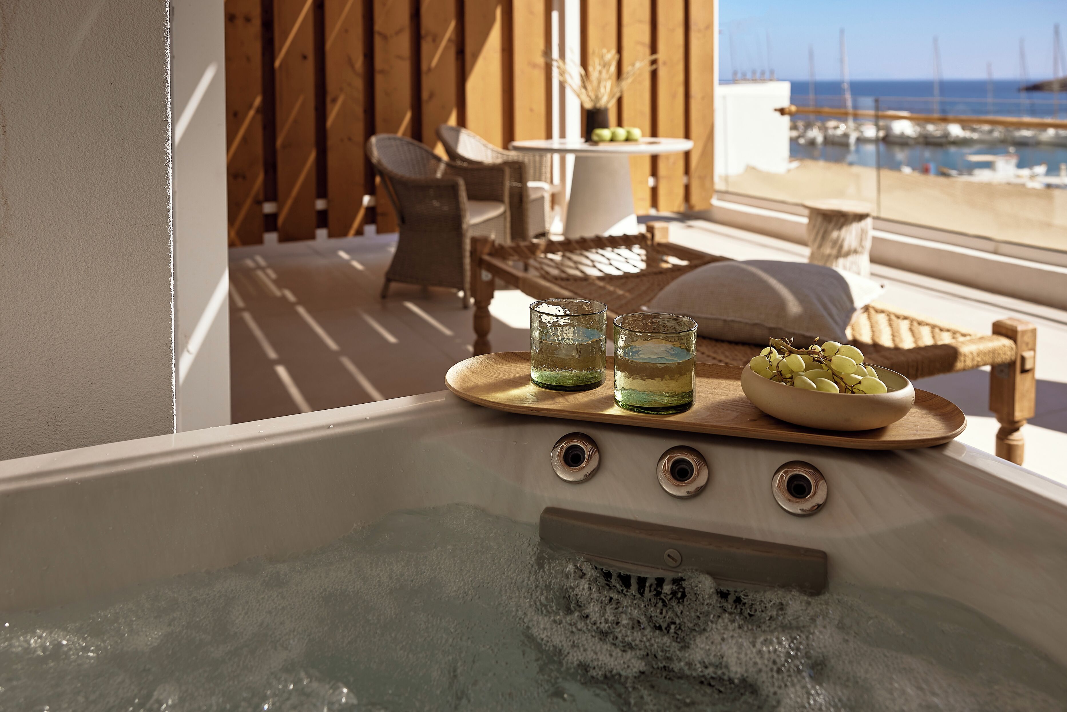 Signature Suite with Sea View & Hot Tub | Minibar, mörkläggningsgardiner, gratis wi-fi och sängkläder
