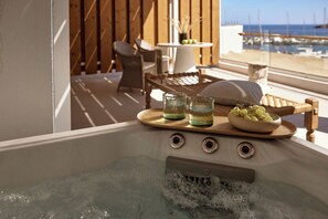 Signature Suite with Sea View & Hot Tub | 미니바, 암막 커튼, 무료 WiFi, 침대 시트