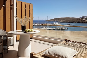 Signature Suite with Sea View & Hot Tub | Minibar, blackout drapes, free WiFi, bed sheets