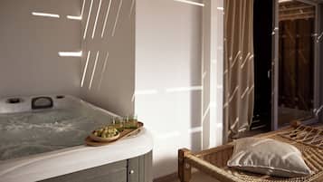 Signature Suite with Sea View & Hot Tub | Minibar, mørklægningsgardiner, gratis Wi-Fi, sengetøj