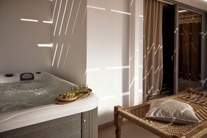 Signature Suite with Sea View & Hot Tub | Minibar, blackout drapes, free WiFi, bed sheets - Kythnos Bay Hotel (Kithnos)