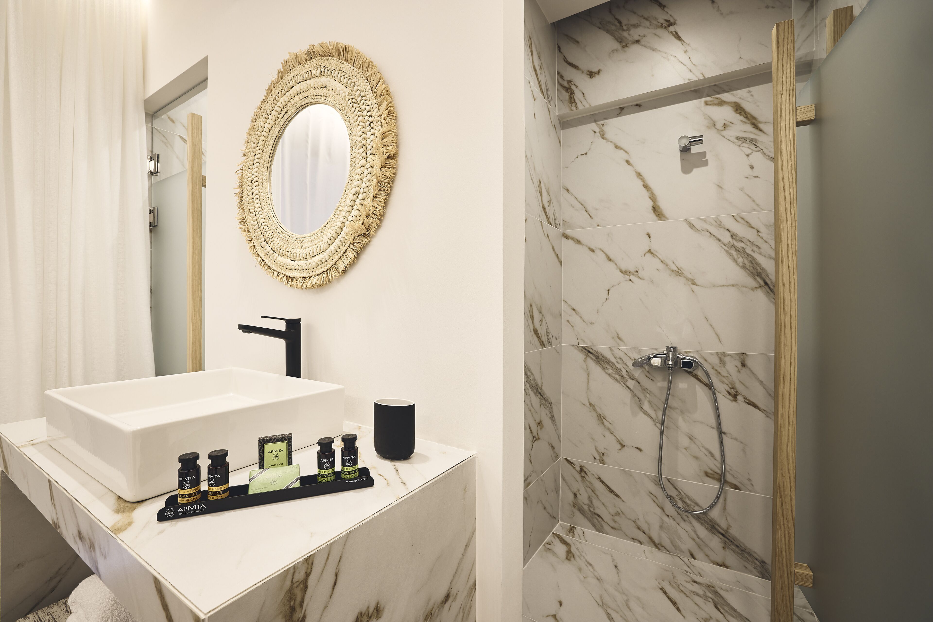 deluxe double room, sea view | bathroom | shower, free toiletries, hair dryer, slippers