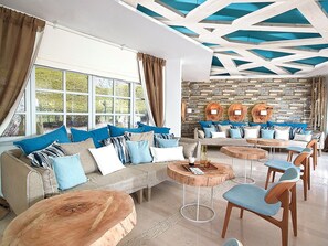 Lobby sitting area - Kythnos Bay Hotel (Kithnos)