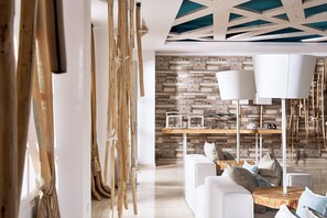 Lobby sitting area - Kythnos Bay Hotel (Kithnos)