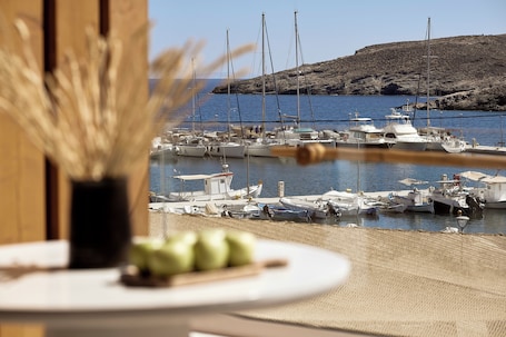 Minibar, cortinas blackout, wifi gratis y ropa de cama . Kythnos Bay Hotel