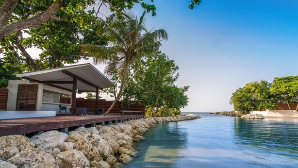 Private beach, white sand, sun loungers, beach umbrellas - The Trident Hotel (Port Antonio)
