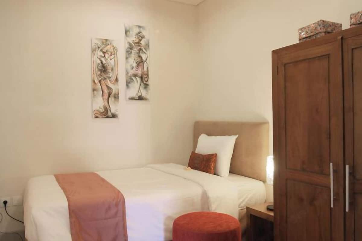 1 غرفة نوم وأغطية فراش متميزة وخزنة داخل الغرفة ومكتب