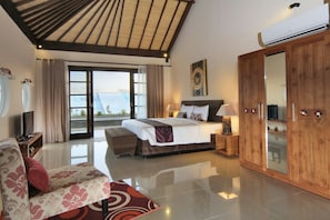 Ylelliset vuodevaatteet, tallelokero huoneessa, työpöytä, ilmainen Wi-Fi