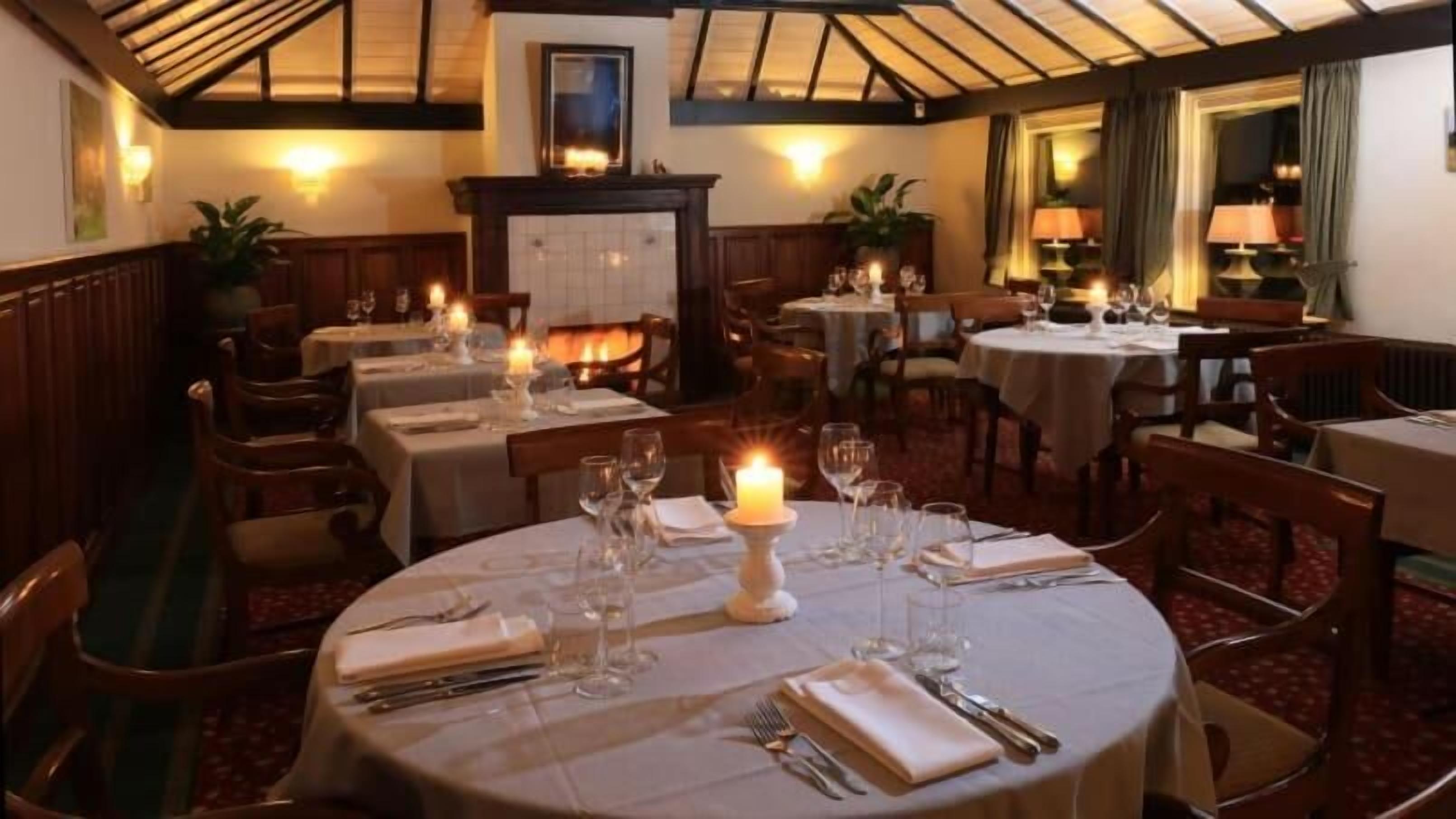 Petit déjeuner, déjeuner et dîner servis sur place, vue sur le jardin