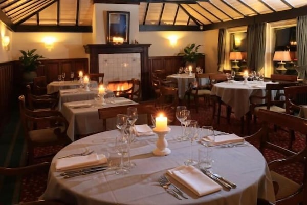 Petit déjeuner, déjeuner et dßner servis sur place, vue sur le jardin