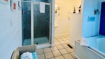 Studio supérieur, salle de bain attenante, vue sur la cour intérieure (Goodrich Room) | Intérieur