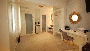 Ein modernes Badezimmer mit einer Badewanne, einem Spiegel und einem Waschbecken.