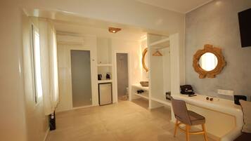 Habitación (Deluxe Suite, Jetted Tub in Balcony) | Baño | Amenidades de baño gratuitas, secadora de cabello, toallas