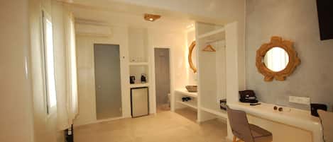 Un baño moderno con bañera, espejo y lavabo.