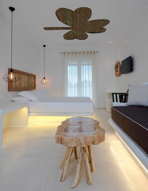 Suite, uitzicht op zee | Geluiddichte muren, een strijkplank/strijkijzer, gratis wifi
