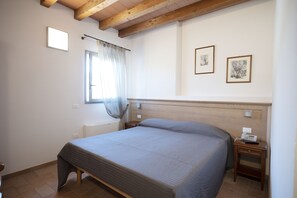 迷你吧、客房内保险箱、办公桌、隔音