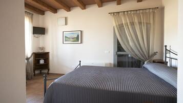 Deluxe Double Room | Minibar, in-room safe, desk, soundproofing