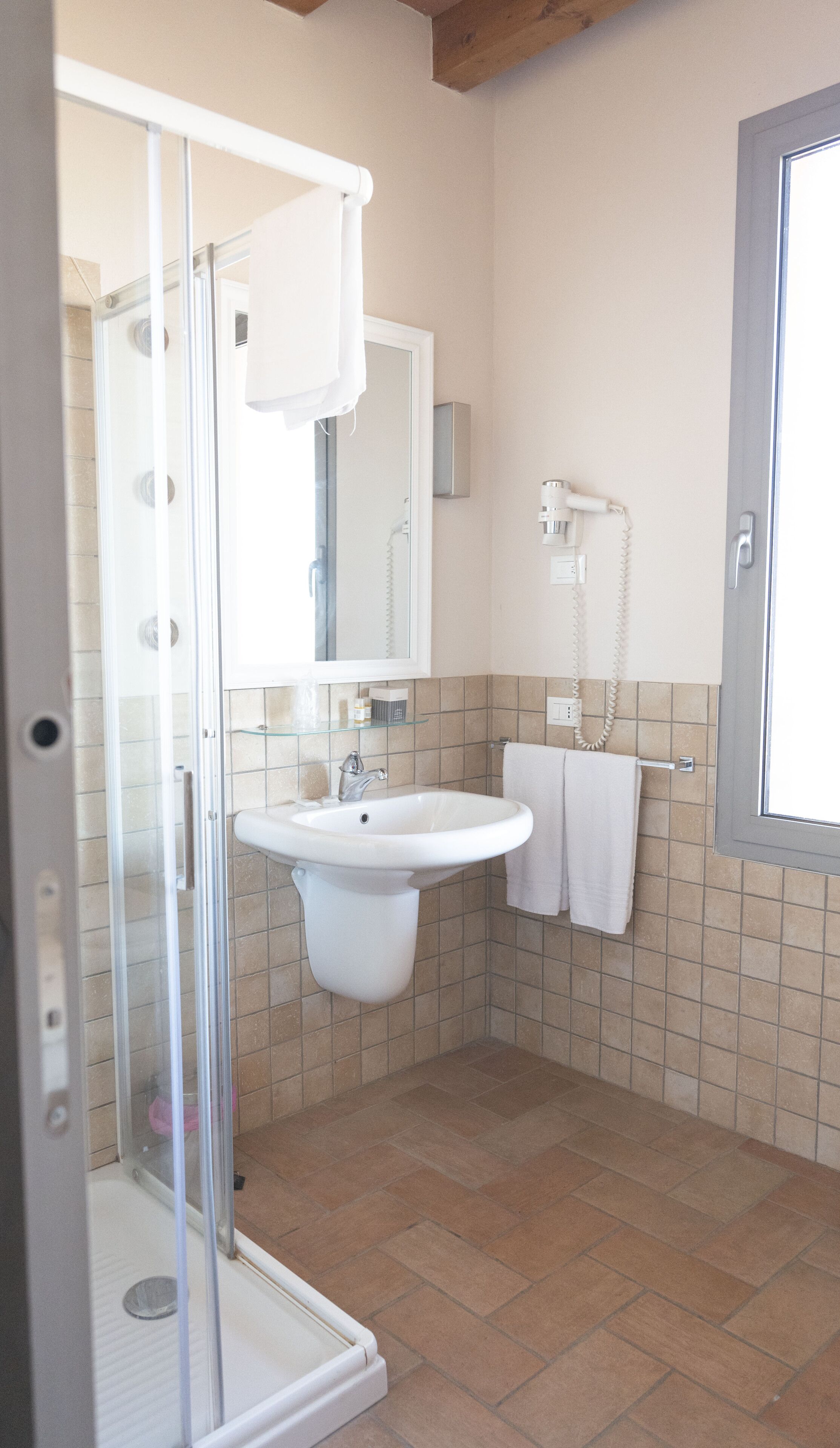 Deluxe Double Room | Bathroom | Free toiletries, hair dryer, bidet, towels