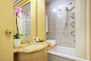 Free toiletries, hair dryer, slippers, bidet - Grand Hotel Presolana (Castione della Presolana)