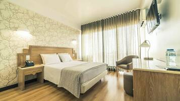 Bàn, truy cập Internet không dây miễn phí, bộ trải giường