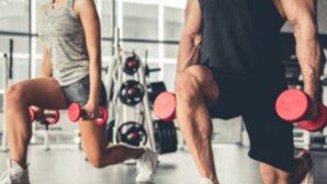 Un gimnasio con equipo de ejercicio y pesas.