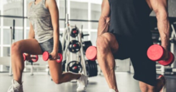 A gym with exercise equipment and weights. - Hotel Melius (Beja)