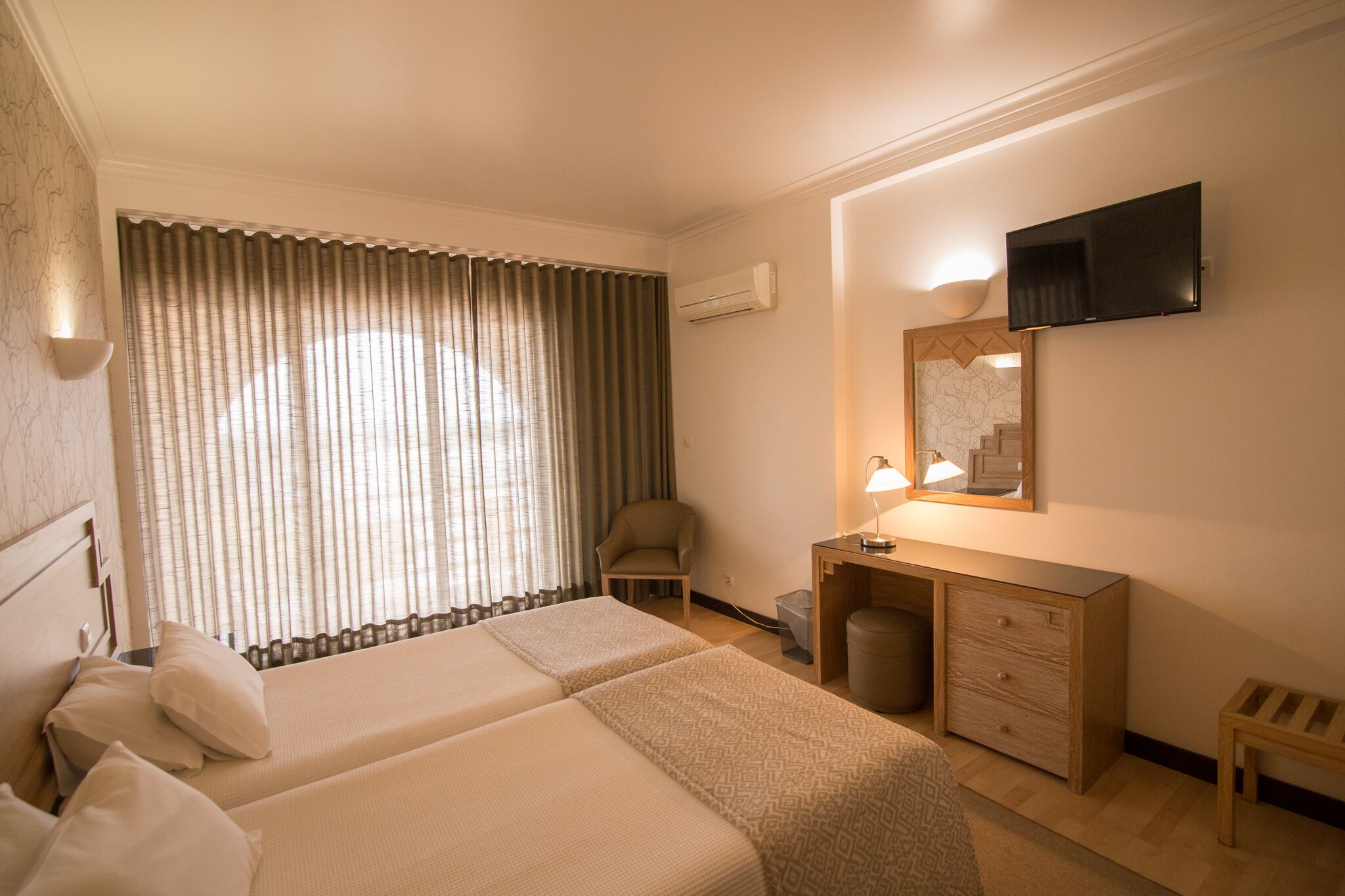 desk, free wifi, bed sheets