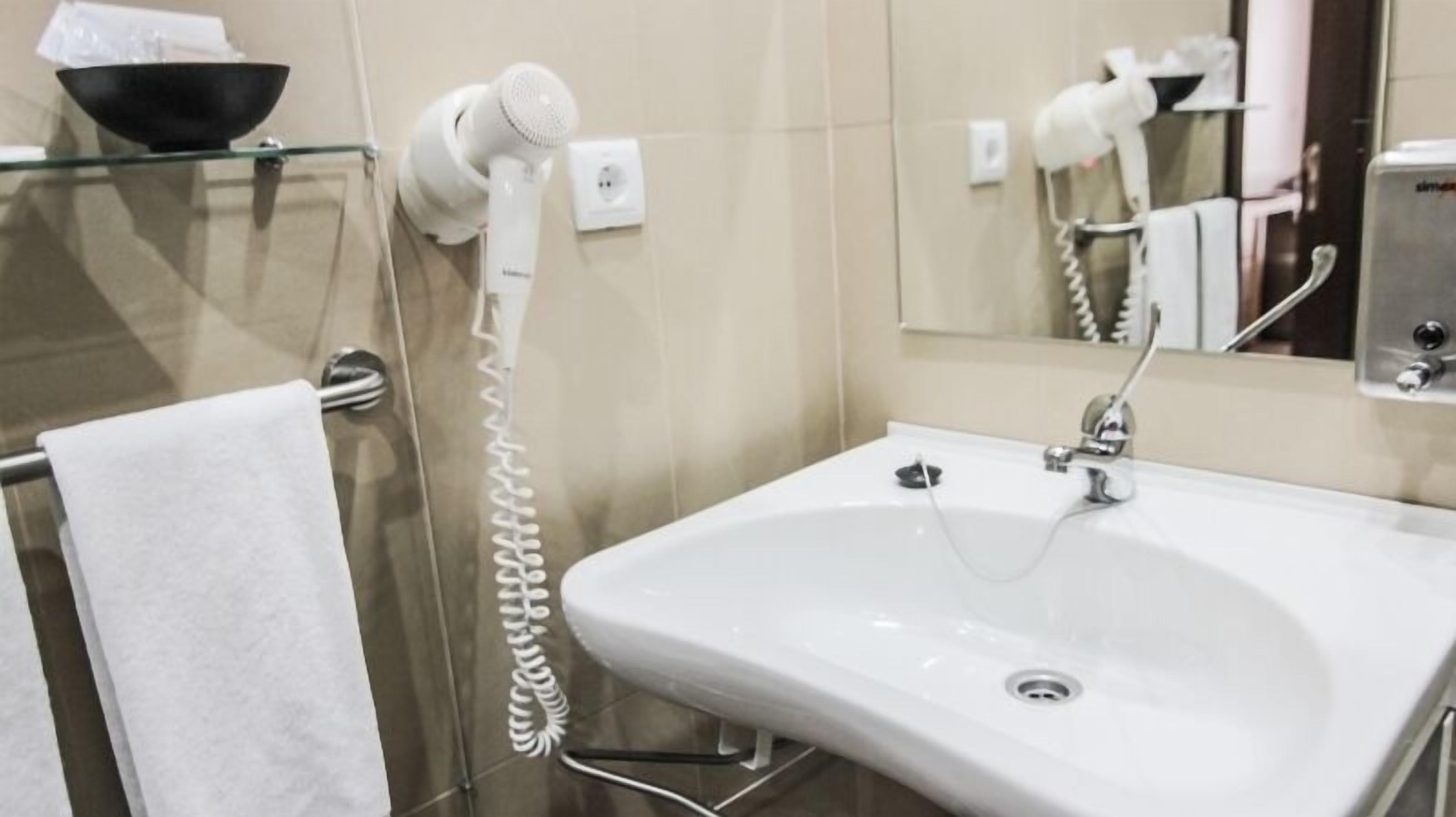 bathtub, deep-soaking bathtub, free toiletries, hair dryer