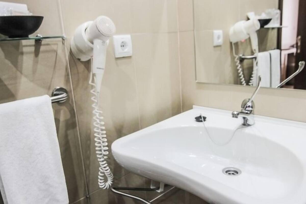 bathtub, deep-soaking bathtub, free toiletries, hair dryer