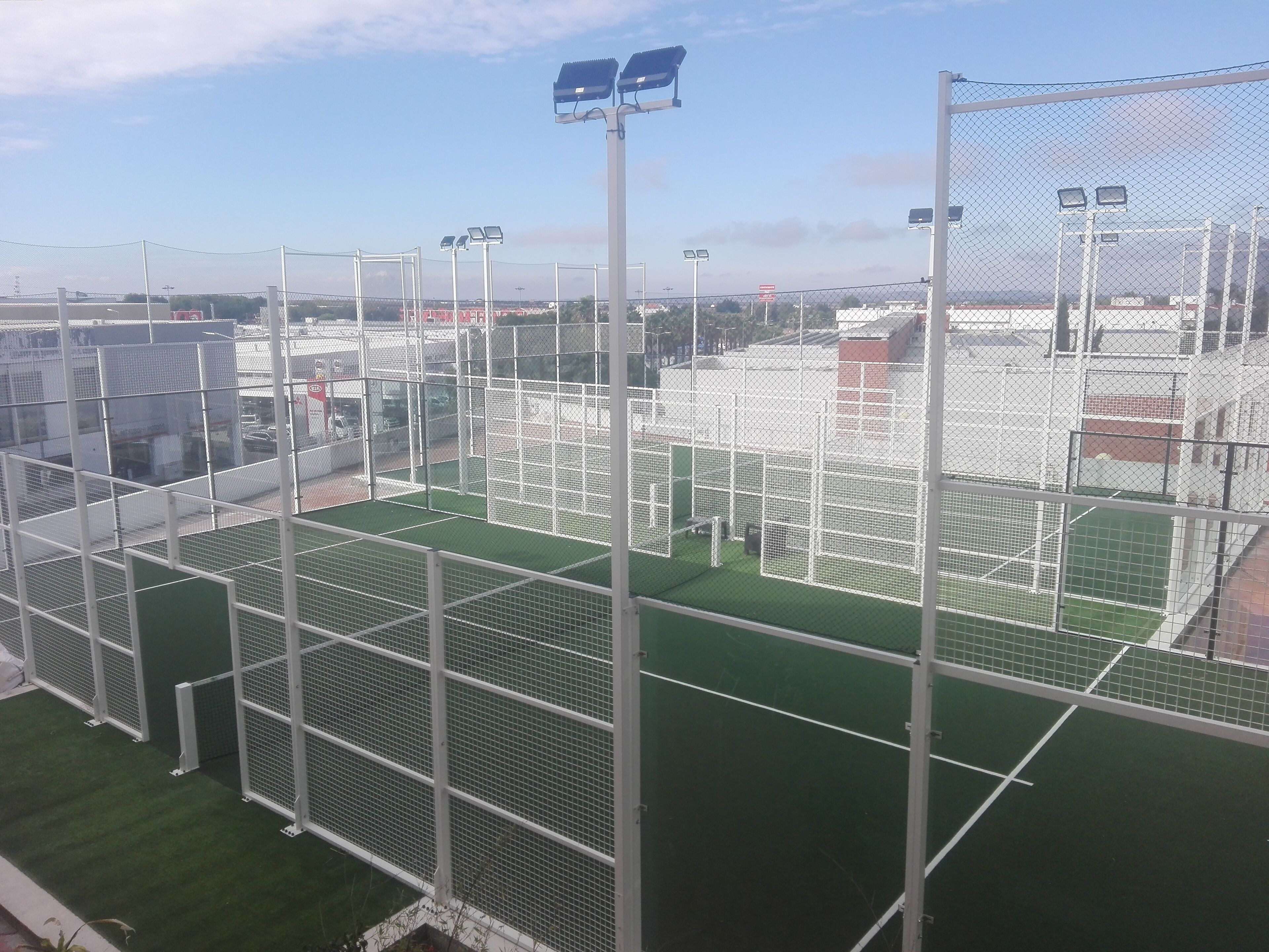 Un campo deportivo con postes de portería y focos.