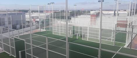 Un campo deportivo con postes de portería y focos.