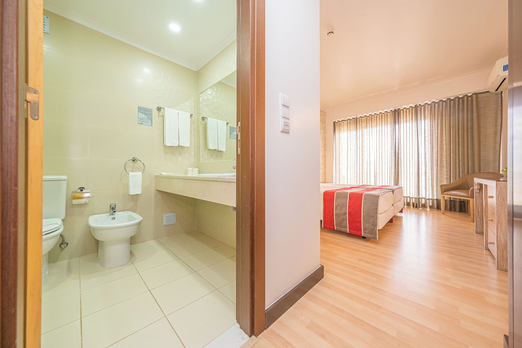 standard double or twin room | desk, free wifi, bed sheets