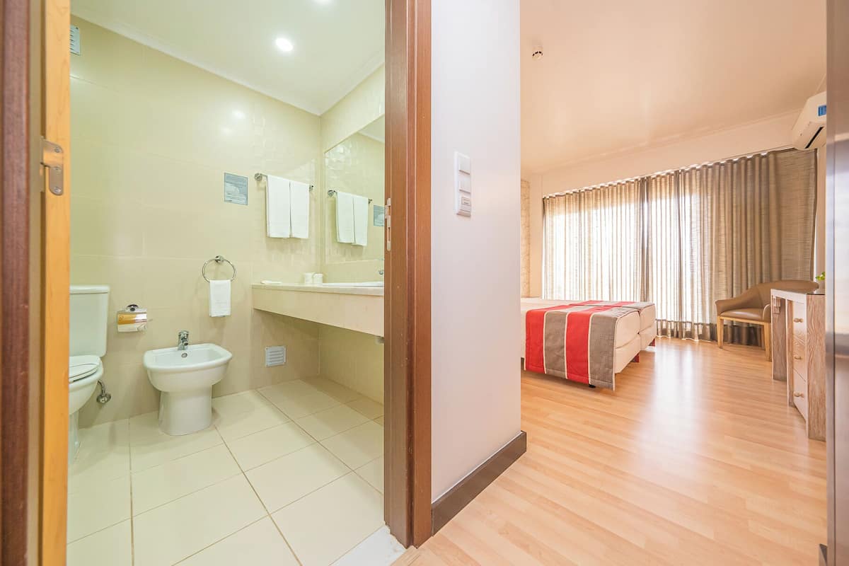 standard double or twin room | desk, free wifi, bed sheets