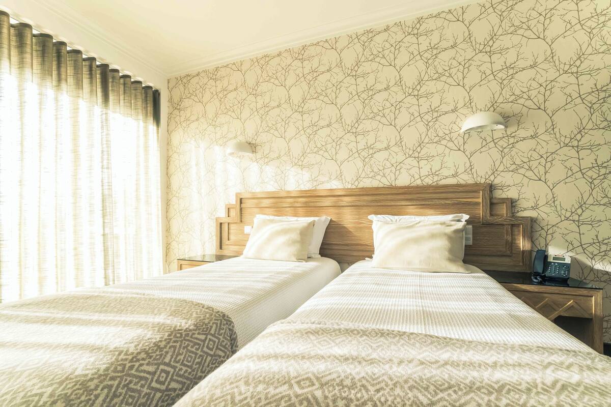 desk, free wifi, bed sheets