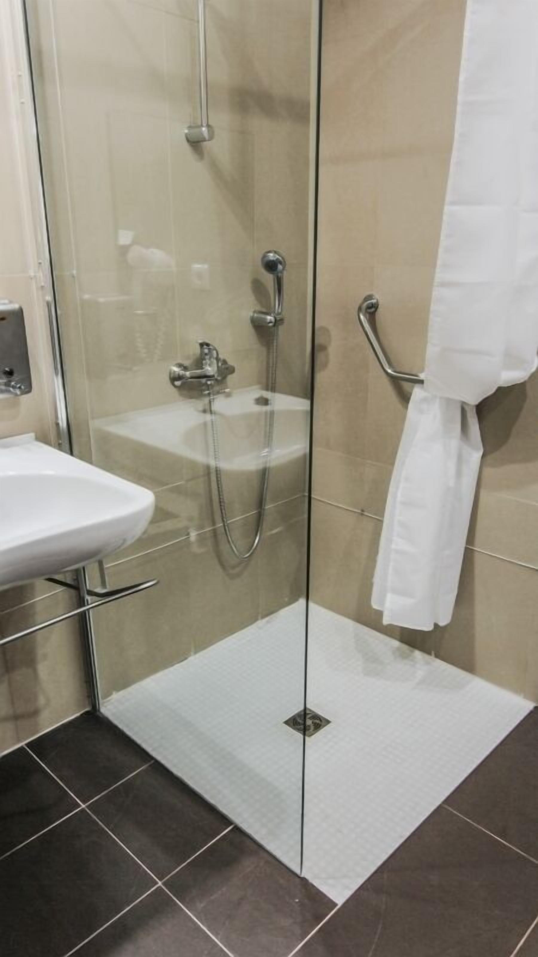 standard double or twin room | bathroom shower