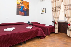 Chambre Triple | Chambres insonorisées, lits bébé (gratuits), Wi-Fi gratuit