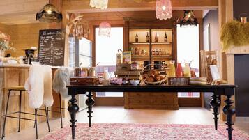 Daily continental breakfast (EUR 17 per person)