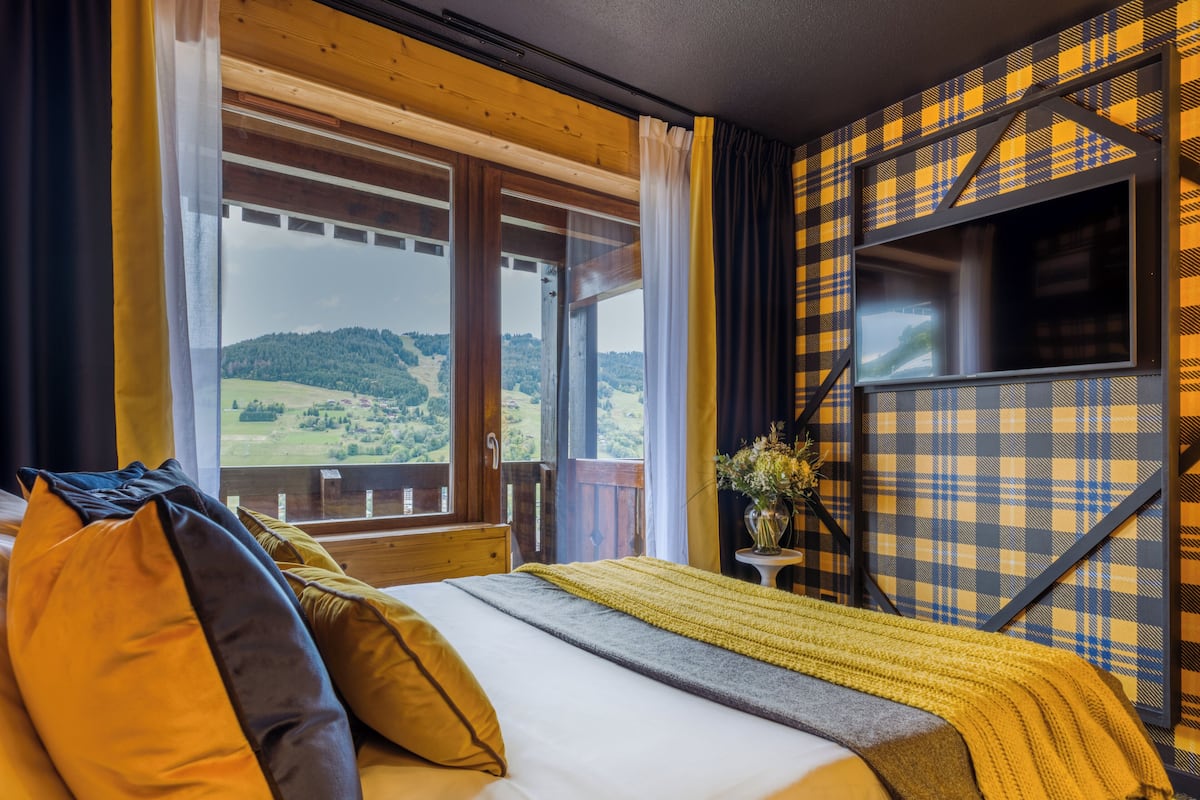 Premium bedding, free cots/infant beds, free WiFi, bed sheets