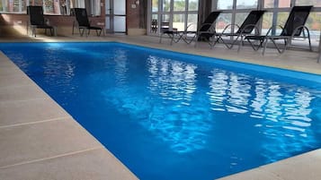 Una piscina techada, 2 piscinas al aire libre