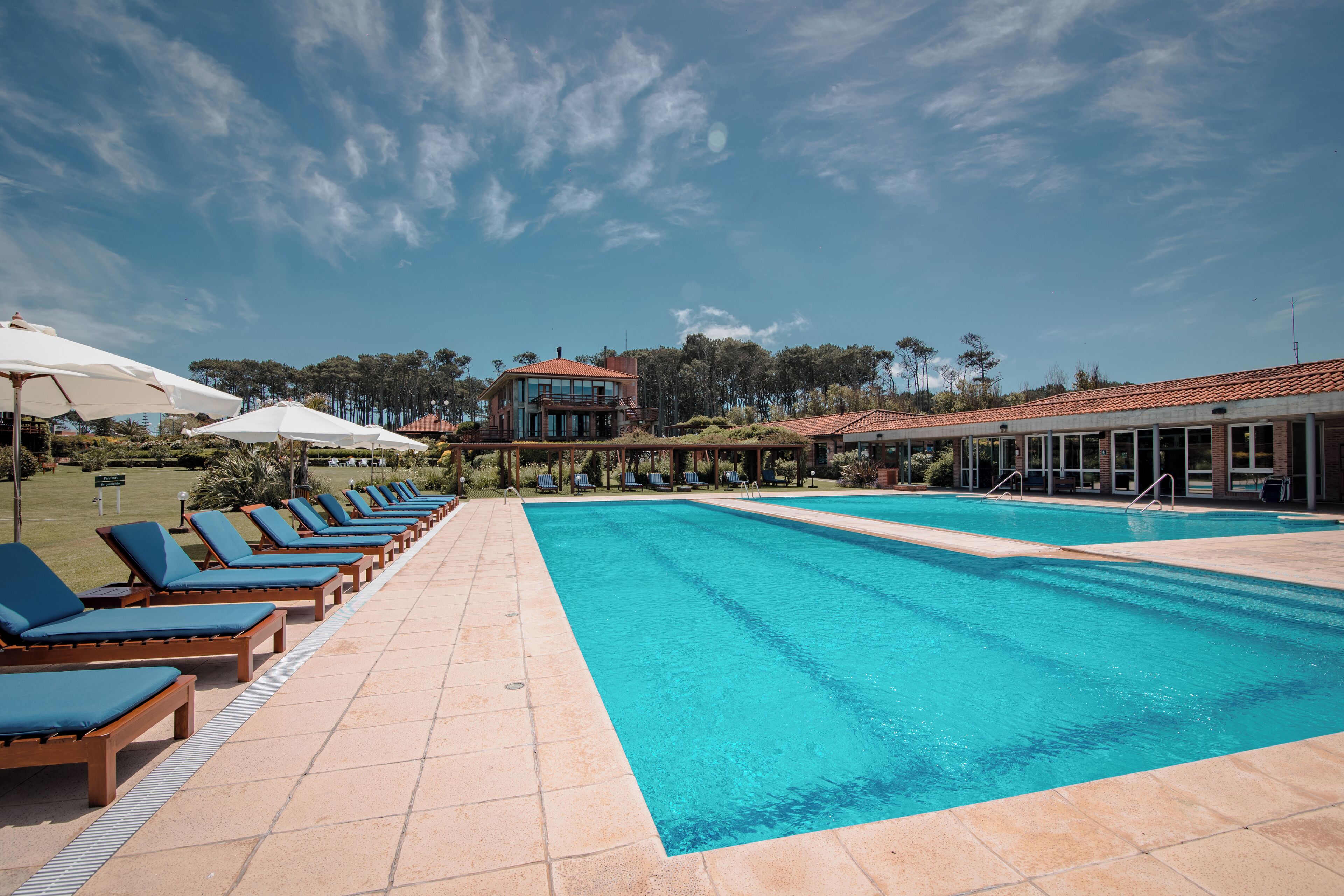 Piscine couverte, 2 piscines extérieures