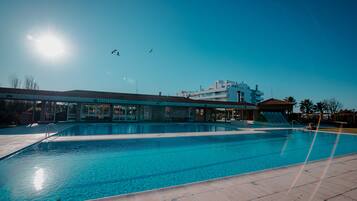 Una piscina techada, 2 piscinas al aire libre