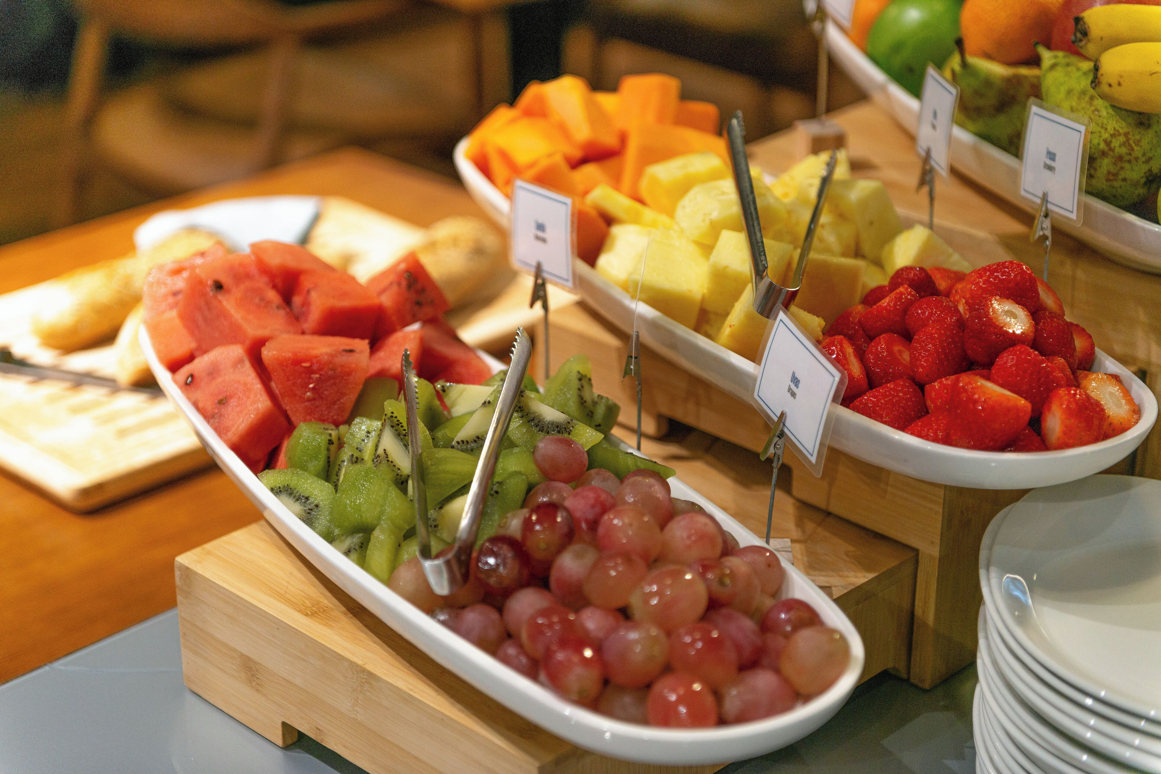 Un bufé con diversas frutas y verduras.