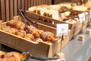 Daily cooked-to-order breakfast (EUR 10 per person)